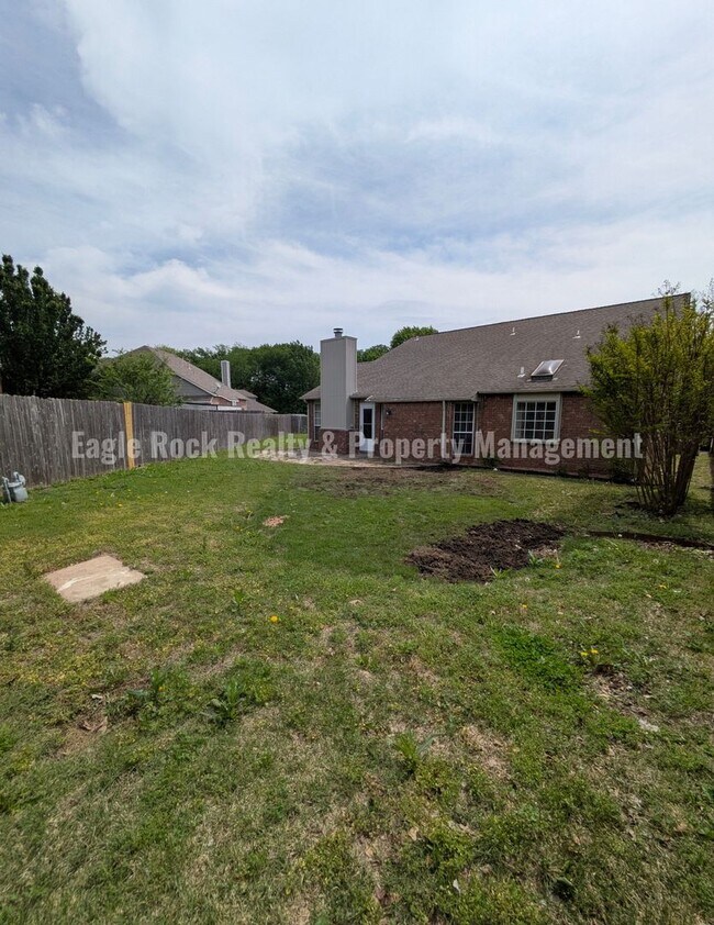 Building Photo - 1304 N Umbrella Ave
