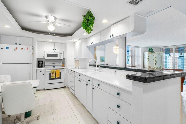 Building Photo - 1147 Hillsboro Mile