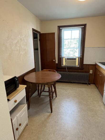 Building Photo - 701 E 6th St