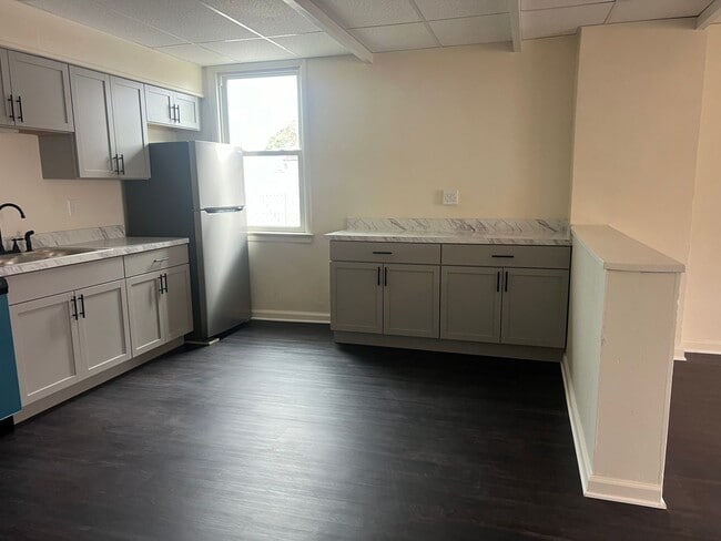 Building Photo - 758 W King St