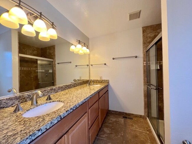 Building Photo - TENTATIVELY RENTED 4 Bedroom 2 Bathroom Si...