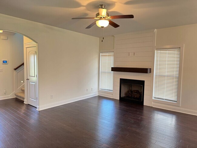 Building Photo - Beautiful 5 Bedroom, 2.5 bath Home in Hickory Wild Subdivision! Lawn care included!