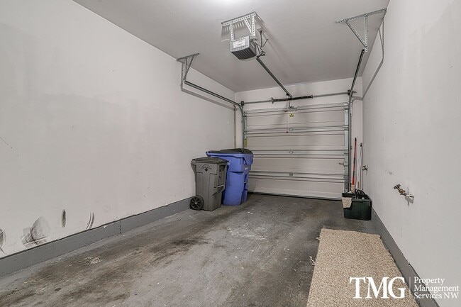 Building Photo - Centrally Located, Pet Friendly, 3 Bed 2.5...