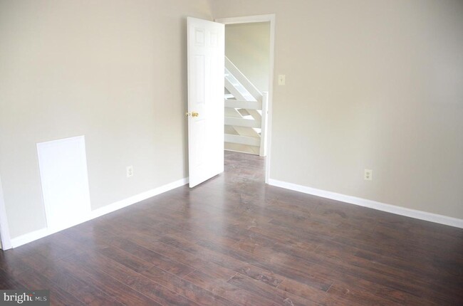 Building Photo - 277 Fox Run