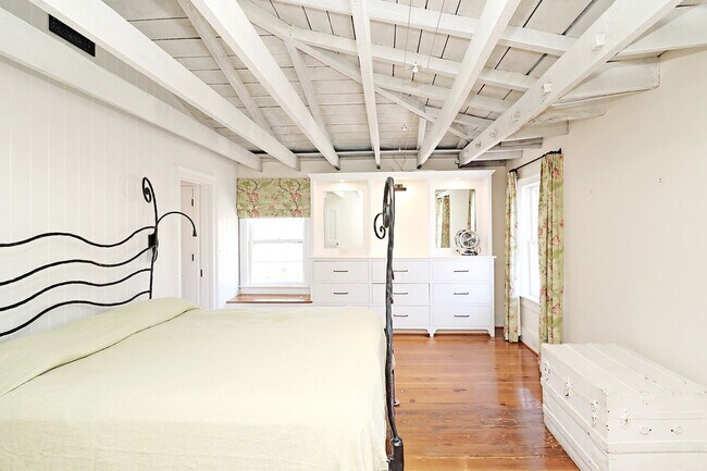 Building Photo - Beautifully Restored Ivy Residence, Fully Furnished with Utilities Included