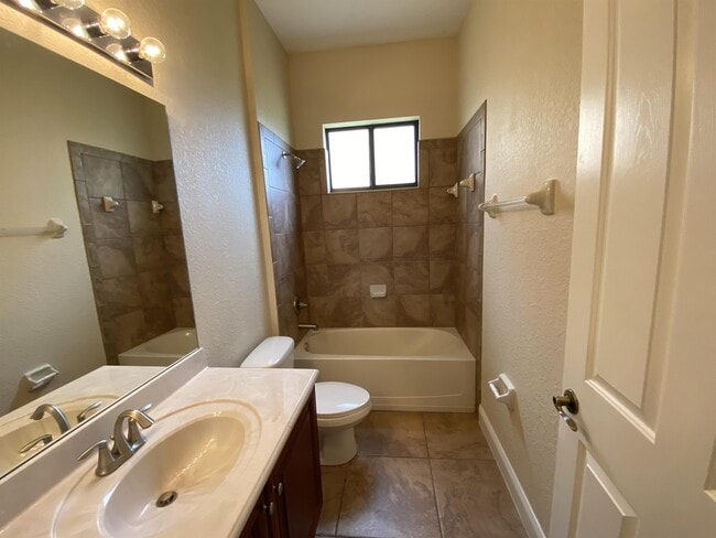 Building Photo - 452 Cinnamon Dr