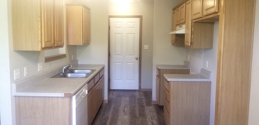 Building Photo - 813 N Pinewood Ave