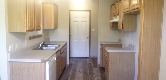 Building Photo - 813 N Pinewood Ave