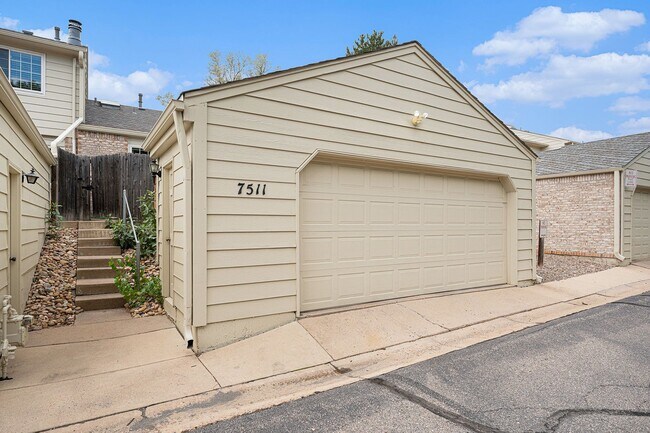 Building Photo - Welcome Home to Bristol Cove - Rare End-Unit Ranch Townhome in Centennial!