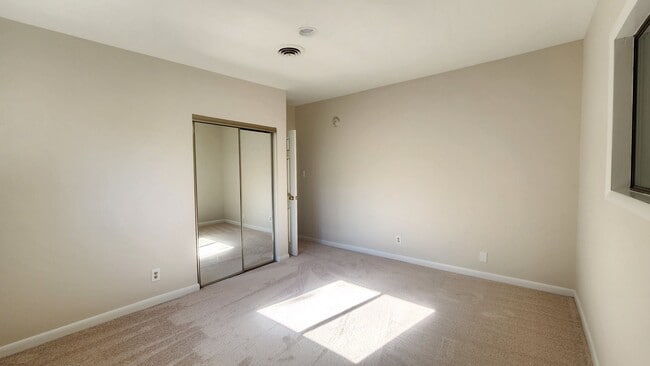 Building Photo - Affordable 2BR close to King St Metro