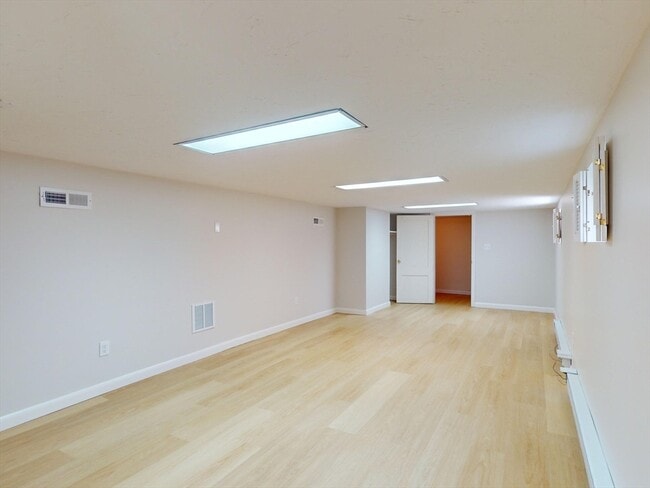 Building Photo - 25 Charlotte Rd