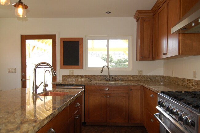 Building Photo - 3032 Glenhurst Ave