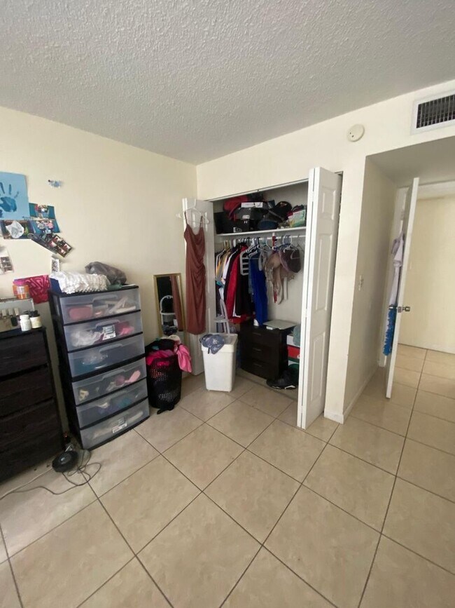 Building Photo - Charming 2 Bed 2 bath in a gated community close to it all!