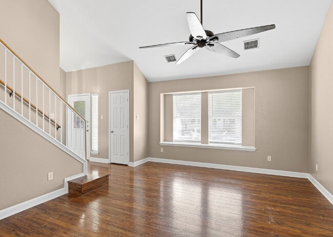 Building Photo - Beautiful Corner Lot, 4 Bedroom Home in Pl...