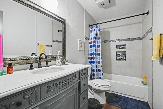 Building Photo - 423 Merriweather St