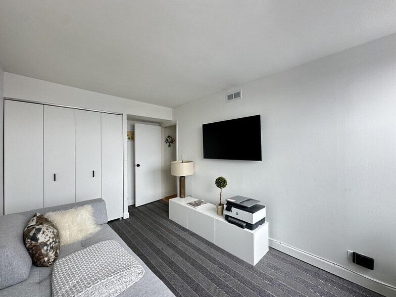 Building Photo - 6701 S Crandon Ave