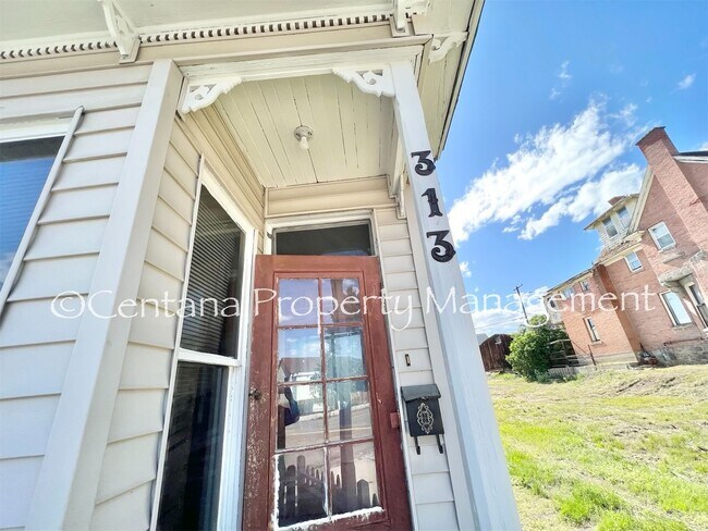 Building Photo - Pet friendly house on Washington!