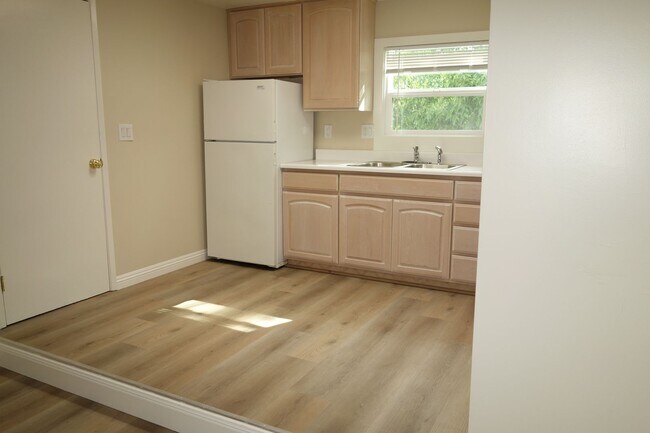 Building Photo - Cute Country Living!