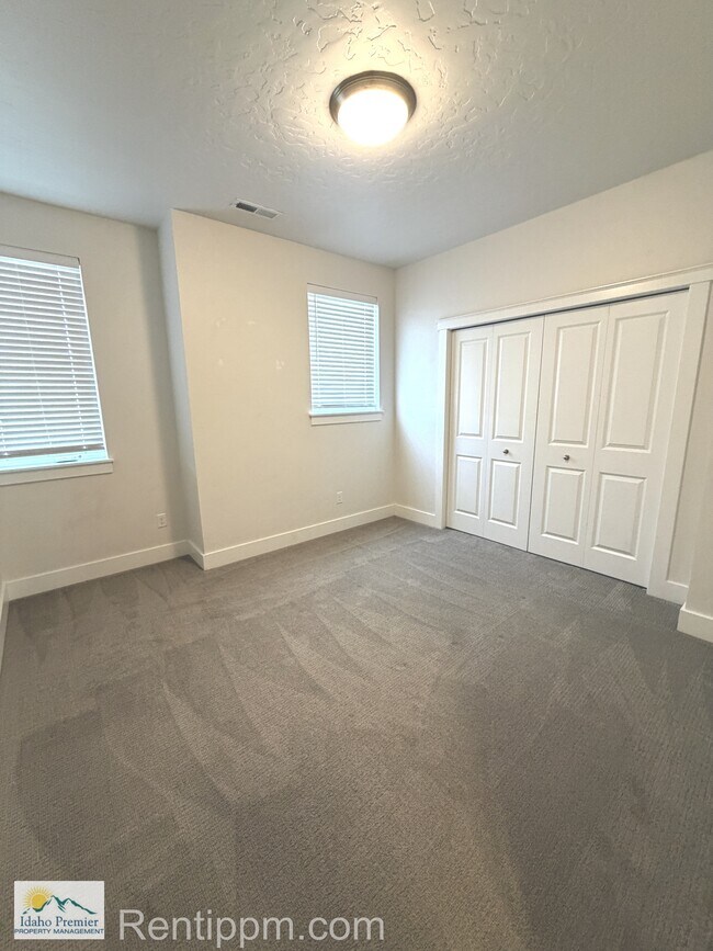 Building Photo - 3010 S Honeycomb Way