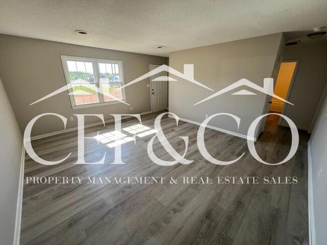 Building Photo - Conveniently located 2 bedroom 1 bathroom duplex now available!