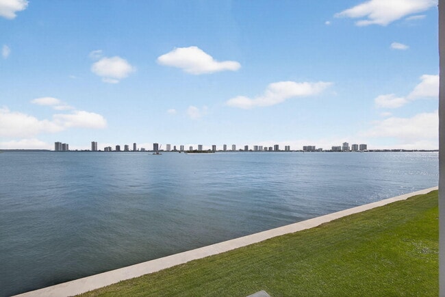 Building Photo - 100 Shore Ct