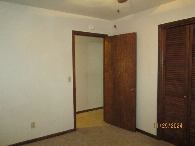 Building Photo - TRIPLEX UNIT - 2 Bedroom, 1 Bath, Carport
