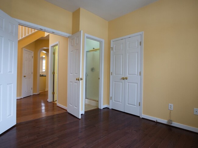 Building Photo - 4 bed townhouse available now!