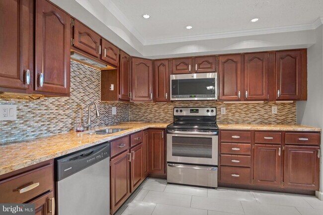 Building Photo - Conveniently Located Townhouse with Versatile Living Spaces