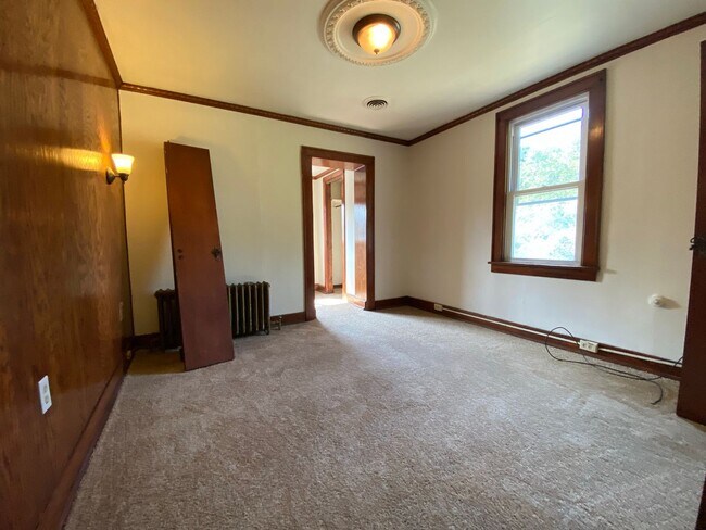 Building Photo - Stunning Three Bedroom on Bates St! Parking, Central Air Conditioning, Large Back Deck & More!! C...