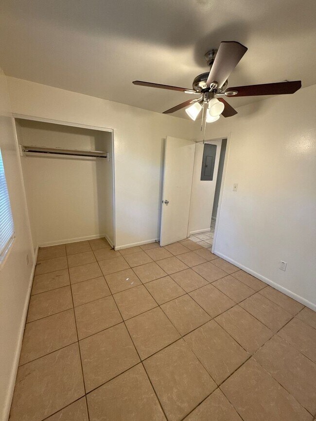 Building Photo - 4 bed/ 2.5 bath home, large yard! Availabl...