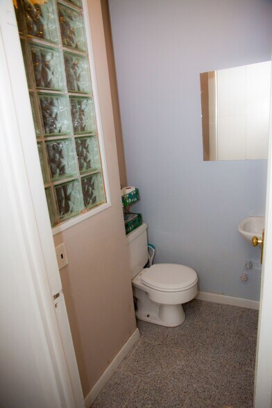 Half bathroom - 3443 Sheffield N Ave