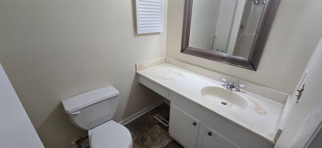 Building Photo - Townhome convenient to shopping and schools