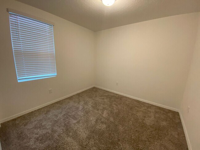 Building Photo - 3 Bedroom 2 Bath Home in Orchid Terrace for RENT!