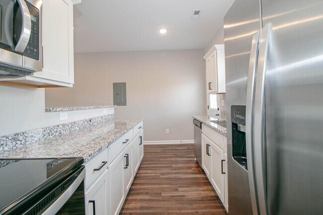 Building Photo - 1115-H2 Hillwood Drive