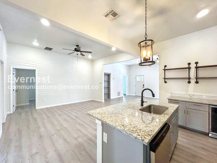 Building Photo - 207 University Ave.