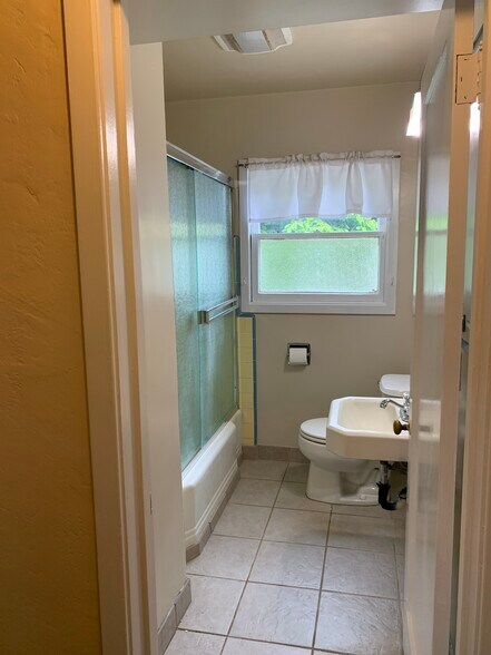 Building Photo - 415 Laurent St