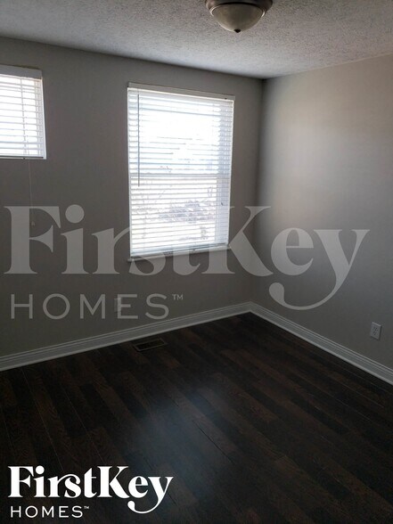 Building Photo - 1527 W Quail Run Dr