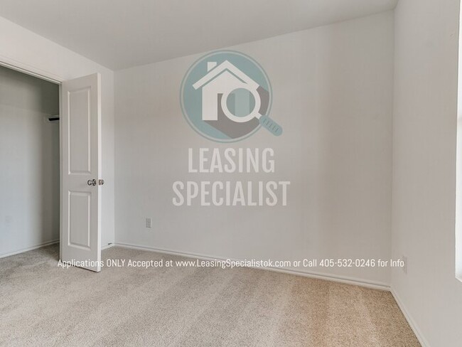 Building Photo - MOVE IN SPECIAL on This Spacious 3 Bed 2 B...