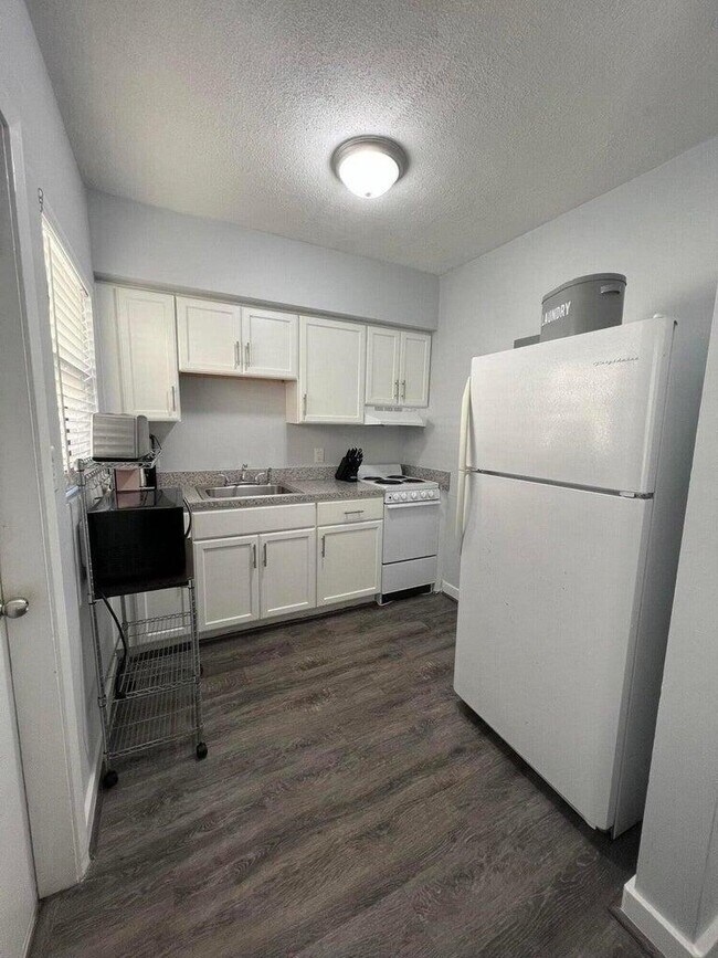 Building Photo - 2508 Bay Dr