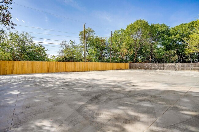 Building Photo - 2321 Benbrook Blvd