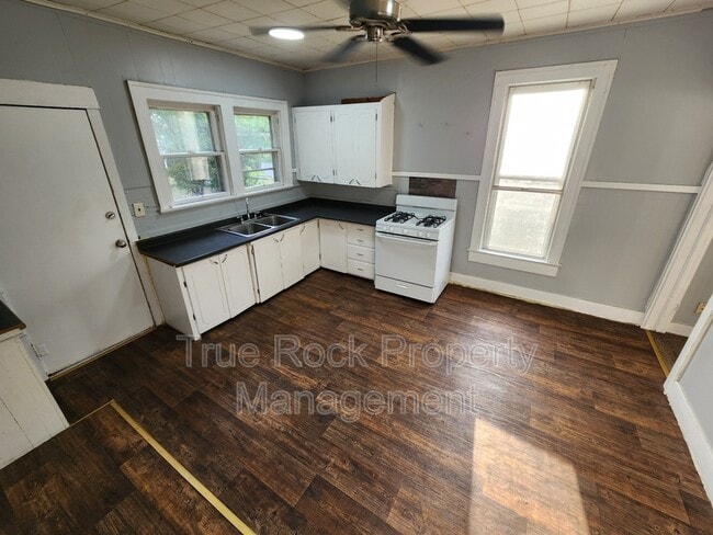 Building Photo - 800 W 9th St