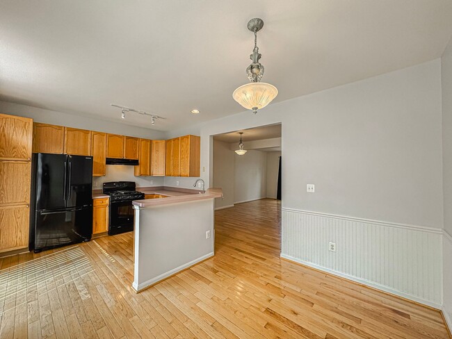 Building Photo - Gorgeous 3 Bed 2.5 Bath Interior Townhome ...