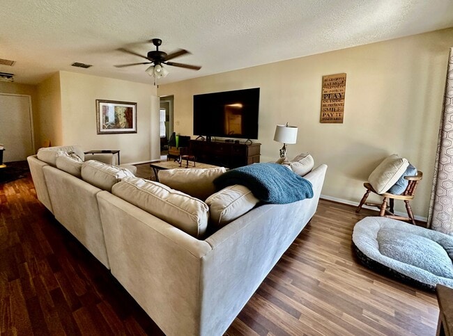 Building Photo - Perfect 3 bed 2 bath with huge fenced back...