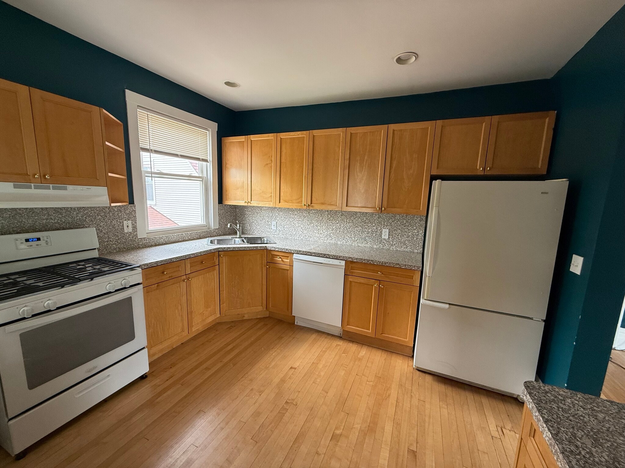 Kitchen - 2525 N Saint Louis Ave
