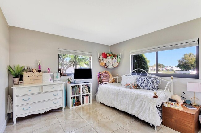 Building Photo - 932 Evergreen Dr