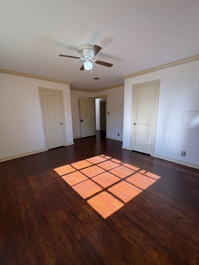 Building Photo - Beautiful 4 bedroom/ 2 bath home with Central Air&Heat