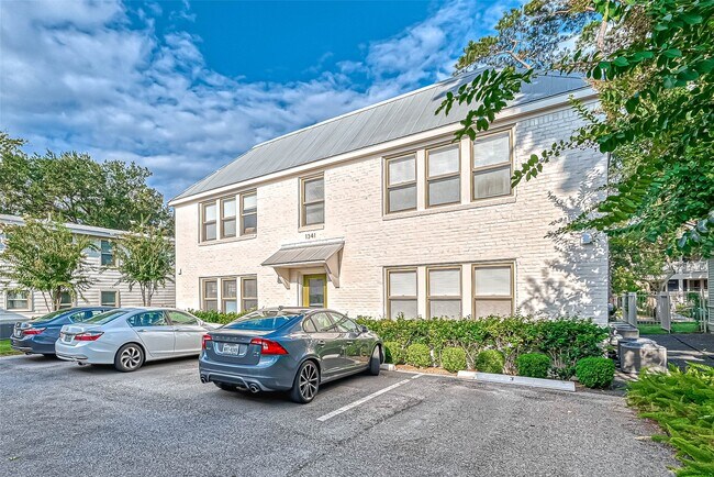 Building Photo - 1341 Cortlandt St