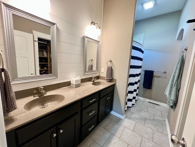 Building Photo - Spacious 4 Bedroom Home in Scenic Meadows ...