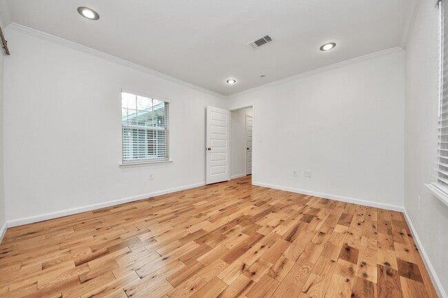 Building Photo - 5118 Ditmas Ln