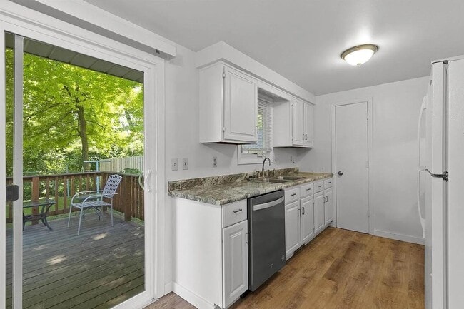 Building Photo - 1581 Biemeret St